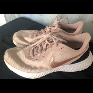 Nike tennis shoes size 8- just need a quick wipe down with a magic eraser